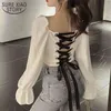 Sexy Slim Ruffle Clavicle Shirt Vintage Back Hollow Cross Tie Black Short Tops Primavera Manga larga Cordón Blusa blanca 12577 210415