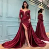 Burgundia Mermaid Plised Suknie wieczorowe Off the Ramię Neck Side Split Prom Suknie Długie Rękawy Sweep Pociąg Satin Formalna Sukienka