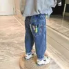 1-6 jaar jongens jeans lente en herfst nieuwe persoonlijkheid pocket kinderbroek kleine jongens cartoon casual broek gescheurd broek G1220