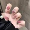 largas uñas de manicura francesa