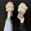 2021 Pantoufles en peluche Mode Nouveaux rivets de perles Un mot Chaussures de marée de personnalité à fond souple dans une variété de couleurs Vente directe d'usine