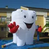 Aangepaste kunstmatige gigantische opblaasbare tand met tandenborstel LED witte tandheelkundige man ballon voor tandartsreclame promotie 4mtshigh