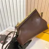 Bolso de cuero marrón negro hebilla de piel de cordero caramelo suave bolsos de embrague icónicos tamaño de hombro portátil 26x9 5x18cm314k