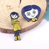 Pins, Broches Coraline A Porta Secreta Broche Raincoat Amarelo Menina Dos Desenhos Animados Esmalte Para As Mulheres Crianças Colar Coat Jóias Halloween