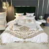 Vit Luxury European Royal Gold Broderi 60s Satin Silk Cotton Bedding Set Duvet Cover Sängkläder Fitted Sheet Pillowcases 210706