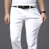 Para quatro estações confortáveis ​​denim branco homens jeans moda casual estilo clássico estilo slim calças macho marca alongamento avançado x0621