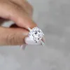 Anelli a grappolo Moda 2Ct Taglio a cuscino Diamante Matrimonio Fidanzamento per le donne Anello in argento sterling 925 massiccio reale Regalo di gioielli con topazio fine