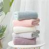 serviettes gris et blanc