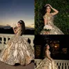 2021 Shining Gold Ball Gown Quinceanera Klänningar Beaded Off Axel Tulle Sequined Sweet 15 16 Dress XV Party Wear