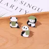 Panda Dagelijks met Bamboe Hat Emaille Leuke Cartoon Pins Chinese Beer Broches Dier Metalen Badges Tas Kleding Pin-up Sieraden Gift