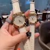 ファッション女性の男性カップル時計時代を超越しのクォート腕時計本物のエンボスレザーの蜂の腕時計サインのブランドのロゴ腕時計30mm 38mm