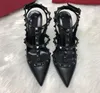 Designer Sandals High Heel Rivets V Märke spetsiga bröllopsskor 6cm 8cm 10 cm tunna klackar naken svart glansigt patent läder två bälten röda pumpar med dammpåse 34-44 Waterprooo