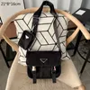 2022 Maletines negros para hombre Diseñador Nylon Bolsas de hombro Moda Crossbody Triángulo Messenger Bag Tamaño mediano Hombres Maletines Top Qu290b