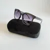 Luxury feminino designer quadrado óculos de sol Estilo de verão Quadro de alta qualidade Lens de proteção UV Vicultos com estojo