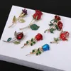 Elegent Red Rose Pins Flower Brosch För Kvinnor Kläder Tillbehör Söt Kvinnor Bröllop Bankett Broscher Smycken