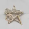 Klasyczna marka Luksusowy Desinger Broszka Kobiety Gwiazda Inlay Kryształ Rhinestone Pearl Letters Broszki Pin Pin Moda Biżuteria Odzież Dekoracje Akcesoria Prezenty