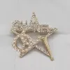 Klassieke Merk Luxe Desinger Broche Vrouwen Ster Inlay Kristal Strass Parel Letters Broches Pak Pin Mode-sieraden Kleding Decoratie Accessoires Geschenken