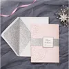 (100 Stück/Los) Silberne, glitzernde, lasergeschnittene Rosen-Hochzeitseinladung, dreifach gefaltet, personalisieren Sie die Geburtstagseinladungskarte mit RSVP-Karten IC132