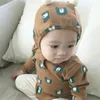 Baby Boys Girlsかわいいクマ長袖ボディーボディスーツボールキャップ幼児子供の綿の柔らかいジャンプスーツベビー服210508