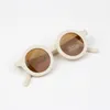 Occhiali da sole per bambini Retro Mocha Rotondi Occhiali da sole con montatura grande Occhiali da sole a prova di raggi ultravioletti tideway Occhiali da spiaggia opachi danesi 11 colori WMQ745