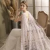 Fairy Floral Lace Bröllop Veil Bridal Cape Tulle med Buttlerful Applique Tillbehör 2.7 * 1.8m