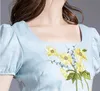 Sommer-Sonnenblumen-Stickerei-Kleid, kurze Puffärmel, quadratischer Kragen, himmelblaue Freizeitkleider 210531