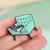 Lazy Black Cat Sofa Emalia Broszki Cartoon Cute Fun Animal Pins Bades Do Denim Odzież Torba Kawaii Biżuteria Boże Narodzenie Nowy Rok Prezent Dzieci Przyjaciele