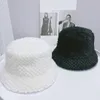 étagères chapeau