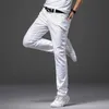 Per quattro stagioni comodi jeans da uomo in denim bianco Pantaloni slim stile casual stile classico maschile Pantaloni elasticizzati avanzati di marca X0621