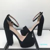 2022 Sandales d'été Femmes Chaussure Boucle Sangle Plate-forme à talons Diapositives Talon épais Semelle en caoutchouc Noir Femmes Chaussures Sandale de haute qualité