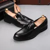 Brogue Elegante italienische Partykleid-Schuhe Marke Slip-On Fashion Round Toe Formal Coiffeur Patent Hochzeit Leder Casual Business Loafers H46