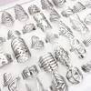 En gros 50pcs Hommes Femmes Bande Rngs Mélanger Styles Couleur Argent En Acier Inoxydable Bijoux De Mode Beaux Cadeaux De Fête Motifs Sculptés