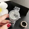 Con logotipo de lujo Reloj de marca Mujer Chica Diamante Letras grandes Estilo Metal Banda de acero Relojes de pulsera de cuarzo GS 26