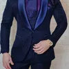 Granatowy Blue Floral Wedding Tuxedo dla pana młodego 3 sztuka Slim Fit Casual Man Garnitury z szalem Lapel Male Moda Kurtka Spodnie Kamizelka X0909