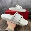 Män Kvinnor Sliders med Box Dam Strandtofflor Espadrilles Stud Tofflor Herr Casual Spikes Skor Rhinestone Flat Gummi Sliders