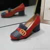 gucci gg Вы Chaussure de chaussures à talons mi-talons classiques Chaussures nues en cuir talon épais talons hauts 100% Cow Tassels Round Head Metal Bouton Femmes Habille GGITYS N