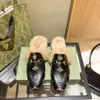 2021 mode designer kvinnor päls tofflor bee loafers äkta läder mulor kvinna vit svart metall spänne kedja furry casual flat skor slipper 35-41with box