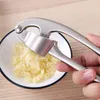 Vitlökpressar Matlagning Grönsaker Ginger Juicer Zink Alloy Masher Handheld Shredder Kök Tool Tillbehör 210423