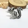Pins, broscher Pearl Squirrel Brosch Fashion Forest Rhinestone Personlighet Ryggsäck Badge Cartoon Lapel Pins Animal Enamel
