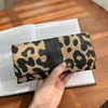 المصنع بأكمله نساء يمارس اليابانية على النقيض من Leathers تخزين المحفظة شارع الاتجاه النمر Leopard Preppy Style Multi-Car308d