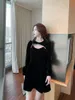 Robes décontractées Automne en robe noire française Tout velours Hepburn Wind Restauration des manières anciennes est creux-out Hubble-Bubble Sleeve Fema