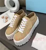 Nylon kvinnor designer sneakers vit svart beige casual skor triangel gummi 50 mm sula med hjul design duk plattform sko tränare