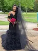 Un pezzo Abito da sposa a sirena nero gotico 2022 Sexy con spalle scoperte Appliques in pizzo Taglie forti Abiti da sposa vintage africani Ruffles Chapel Train Vestido De Novia