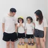 4つのマッチングセットの夏の家族レターキャンディーカラーTシャツ母父息子の娘の衣装E025 210610