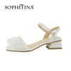 Sophitina İnek Deri Yaz Kadın Ayakkabı Kare Topuk İnci Tatlı Şık Parti Kare Ayak Beyaz Konfor Toka Sandalet FO256 210513