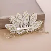 Clipes de cabelo Barrettes Cristal de cabeça branca para garotas de noiva Bling Rhinsstones Pearls Fairy Flowers Wedding Party Party Ornaments 6005451