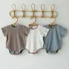 Set di vestiti estivi per bambini tinta unita pagliaccetto a maniche corte simpatico neonato per ragazzo e ragazza tuta a triangolo con cappello 210515