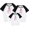 Look estivo per la famiglia Abiti coordinati T-shirt Vestiti Madre Padre Figlio Figlia Bambini Bambino Manica corta Lettera 210429