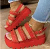 Kvinnor sandaler plattform klackar platt skor kedja dekoration damer sommar mode utomhus kvinnlig strand skor 2021 ny y0714