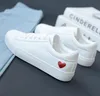 Kvinnor Casual Shoes Fashion New Woman PU PU Läder Skor Ladies Andas Söt Hjärtlägenhet Vit Sneakers